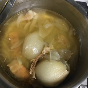 簡単シンプルに♪丸ごと玉ねぎスープ